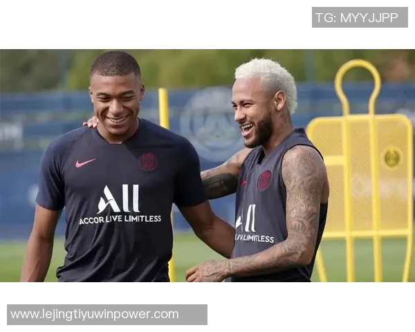 内马尔选择低调风格粉白色LV外套售价4300镑搭配面罩引关注